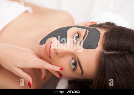 Hardware Kosmetologie. Closeup Bild der reizende junge Frau mit Creme Maske in einem Schönheitssalon. Stockfoto