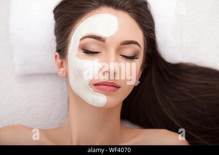 Hardware Kosmetologie. Closeup Bild der reizende junge Frau mit Creme Maske in einem Schönheitssalon. Stockfoto