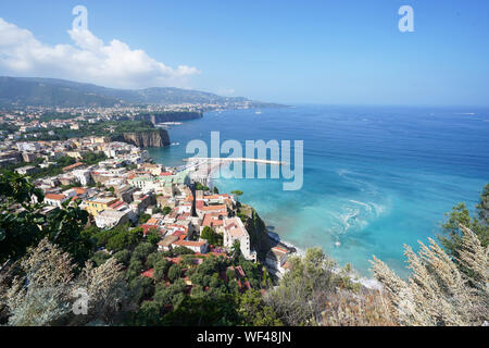 Blick auf Sorrento und die Bucht von Neapel, die Amalfiküste, Italien Stockfoto