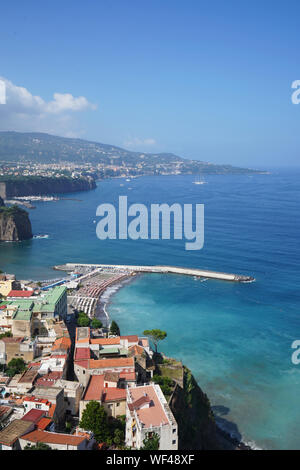 Blick auf Sorrento und die Bucht von Neapel, die Amalfiküste, Italien Stockfoto