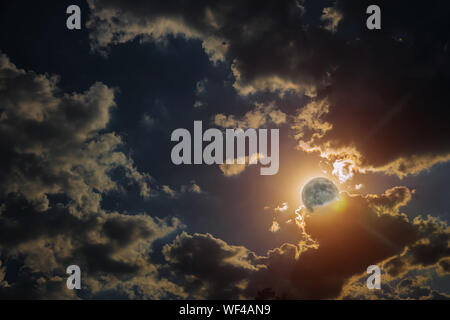 Nächtlichen Himmel mit großen Mond und unheimliche weiße Wolken Stockfoto