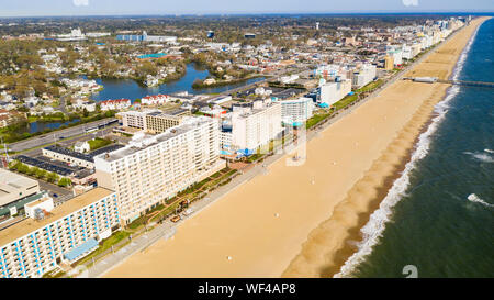 Hohe Luftaufnahme von einer langen Reihe von Hotels entlang der Atlantischen Ocean Beach in Maryland, USA Stockfoto