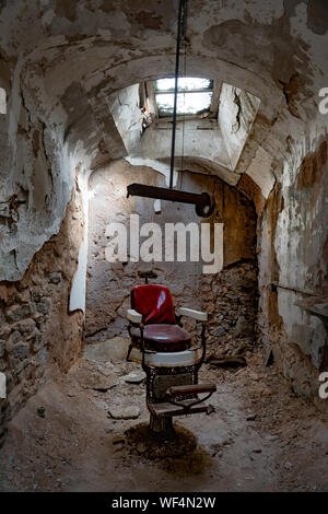 Barbier Stuhl in einer Zelle in Ostern Zustandpenitentiary in Philadelphia Pennsylvania, beliebtes Touristenziel. War im Einsatz von 1829 bis 1971. Ein U Stockfoto