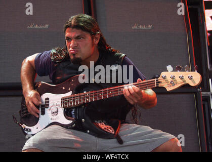 28. Juli: Robert Trujillo führt mit Black Label Society beim Ozzfest 2002 Lakewood Amphitheatre in Atlanta, Georgia am 28. Juli 2002. Quelle: Chris McKay/MediaPunch Stockfoto