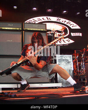 28. Juli: Robert Trujillo führt mit Black Label Society beim Ozzfest 2002 Lakewood Amphitheatre in Atlanta, Georgia am 28. Juli 2002. Quelle: Chris McKay/MediaPunch Stockfoto