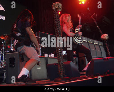 28. Juli: Robert Trujillo und Zakk Wylde von Black Label Society beim Ozzfest 2002 Lakewood Amphitheatre in Atlanta, Georgia am 28. Juli 2002 durchzuführen. Quelle: Chris McKay/MediaPunch Stockfoto