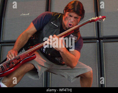 28. Juli: Robert Trujillo führt mit Black Label Society beim Ozzfest 2002 Lakewood Amphitheatre in Atlanta, Georgia am 28. Juli 2002. Quelle: Chris McKay/MediaPunch Stockfoto