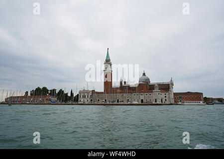 Kirche von San Giorgio Maggiore, auf einer Insel mit dem gleichen Namen von der Piazza San Marco (Markusplatz) Venedig, Venezia Italien eingestellt Stockfoto