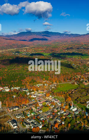 Aerial Herbst Laub Blick auf ländliche Dorf, Stowe, Vermont, USA Stockfoto