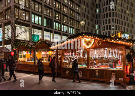 Berlin, Deutschland - Dezember 2018: die Nacht auf dem Breitscheidplatz Weihnachtsmarkt. Stockfoto