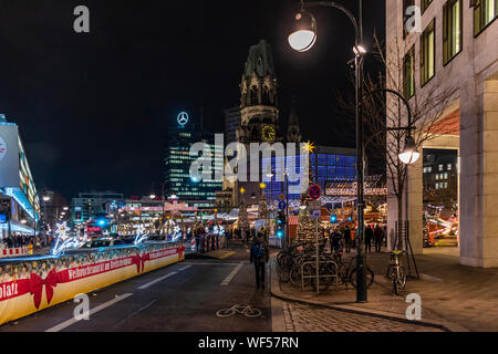 Berlin, Deutschland - Dezember 2018: die Nacht auf dem Breitscheidplatz Weihnachtsmarkt. Stockfoto