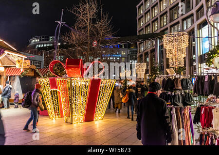 Berlin, Deutschland - Dezember 2018: die Nacht auf dem Breitscheidplatz Weihnachtsmarkt. Stockfoto