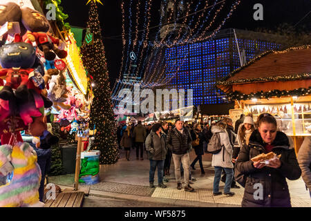 Berlin, Deutschland - Dezember 2018: die Nacht auf dem Breitscheidplatz Weihnachtsmarkt. Stockfoto