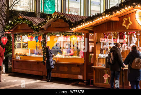 Berlin, Deutschland - Dezember 2018: die Nacht auf dem Breitscheidplatz Weihnachtsmarkt. Stockfoto