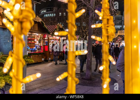 Berlin, Deutschland - Dezember 2018: die Nacht auf dem Breitscheidplatz Weihnachtsmarkt. Stockfoto