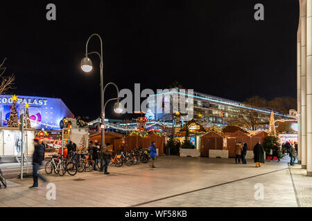 Berlin, Deutschland - Dezember 2018: die Nacht auf dem Breitscheidplatz Weihnachtsmarkt. Stockfoto