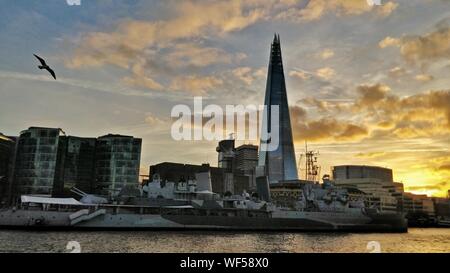 Modernes Stadtbild gegen Himmel bei Sonnenuntergang