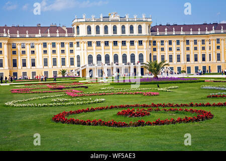 Die Gärten von Schloss Schönbrunn im Frühjahr. Wien Österreich Stockfoto