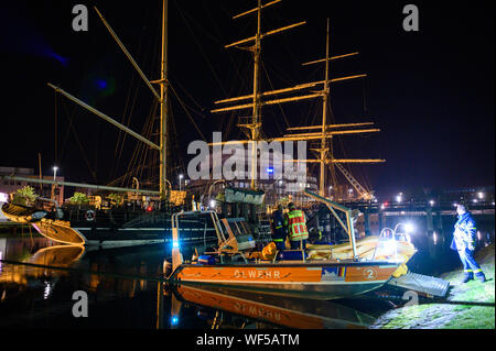 Bremerhaven, Deutschland. 31 Aug, 2019. Der historische Segelschiff eute Deern' in eine schräge Position wegen einem Ausfall der Pumpe gefallen ist. Wenn die Soldaten der Feuerwehr erkundet die 'Seute Deern', das Schiff gekippt so bedrohlich, dass die Mission abgebrochen wurde. Die 'Seute Deern' ('Shohen deutschen Sweet Girl") gehört zum Museum Flotte des Deutschen Schiffahrtsmuseum (DSM) und hat im Alten Hafen seit mehr als 50 Jahren entfernt worden. Credit: mohssen Assanimoghaddam/dpa/Alamy leben Nachrichten Stockfoto