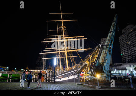 Bremerhaven, Deutschland. 31 Aug, 2019. Der historische Segelschiff eute Deern' in eine schräge Position wegen einem Ausfall der Pumpe gefallen ist. Wenn die Soldaten der Feuerwehr erkundet die 'Seute Deern', das Schiff gekippt so bedrohlich, dass die Mission abgebrochen wurde. Die 'Seute Deern' ('Shohen deutschen Sweet Girl") gehört zum Museum Flotte des Deutschen Schiffahrtsmuseum (DSM) und hat im Alten Hafen seit mehr als 50 Jahren entfernt worden. Credit: mohssen Assanimoghaddam/dpa/Alamy leben Nachrichten Stockfoto