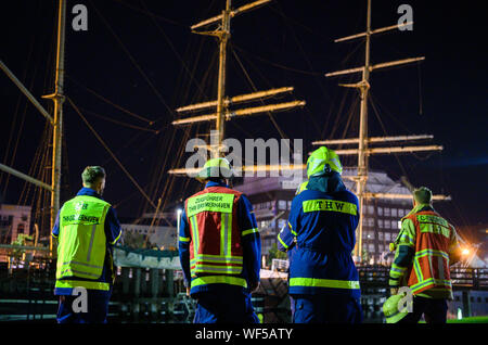 Bremerhaven, Deutschland. 31 Aug, 2019. Der historische Segelschiff eute Deern' in eine schräge Position wegen einem Ausfall der Pumpe gefallen ist. Wenn die Soldaten der Feuerwehr erkundet die 'Seute Deern', das Schiff gekippt so bedrohlich, dass die Mission abgebrochen wurde. Die 'Seute Deern' ('Shohen deutschen Sweet Girl") gehört zum Museum Flotte des Deutschen Schiffahrtsmuseum (DSM) und hat im Alten Hafen seit mehr als 50 Jahren entfernt worden. Credit: mohssen Assanimoghaddam/dpa/Alamy leben Nachrichten Stockfoto