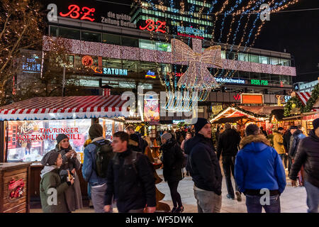 Berlin, Deutschland - Dezember 2018: die Nacht auf dem Breitscheidplatz Weihnachtsmarkt. Stockfoto