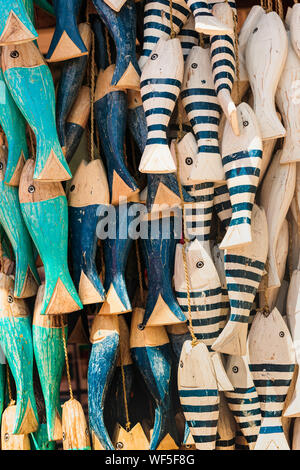 Aus Holz geschnitzten Fisch für den Sommer Einrichtung Kunst Stockfoto