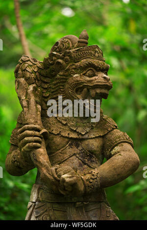 Statuen und Schnitzereien, Dämonen, Götter und Balinesischen mythologischen Gottheiten. Stockfoto