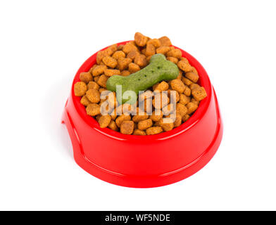 Red pet Feeder. Schüssel gefüllt mit getrockneten Lebensmitteln. Kibble auf isolierten weißen Hintergrund Stockfoto