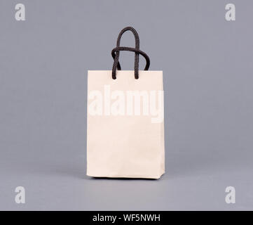 Leere Einkaufstasche aus dem craft-Papier, Recyclingpapier Shopping Bag auf grauem Hintergrund. Stockfoto