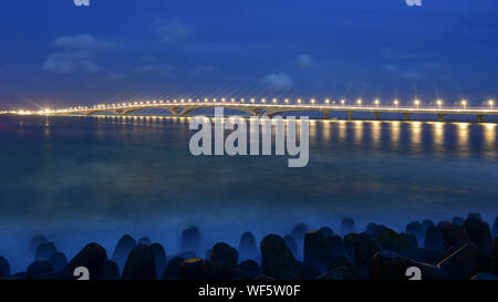 Peking, China. 28 Aug, 2019. Foto am 12.08.28, 2019 zeigt das beleuchtete China-Maldives Friendship Bridge in den Malediven. Credit: Du Cailiang/Xinhua/Alamy leben Nachrichten Stockfoto