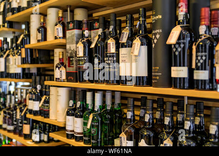 Porto, Portugal - 30. Mai 2018: Flaschen der traditionellen Port Weine aus berühmten Produzenten in Porto Portugal Stockfoto