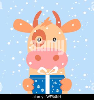 Weihnachtskarte. Portrait von Kuh mit Geschenkbox, Schneeflocke. Lustige Karikatur angesichts einer Kuh. Vector Illustration, glückliches Neues Jahr 2019. Stock Vektor