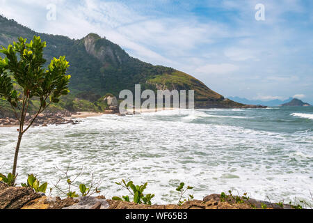 Landschaft bei Prainha, Rio de Janeiro, an einem windigen Tag am Meer voller Wellen Stockfoto