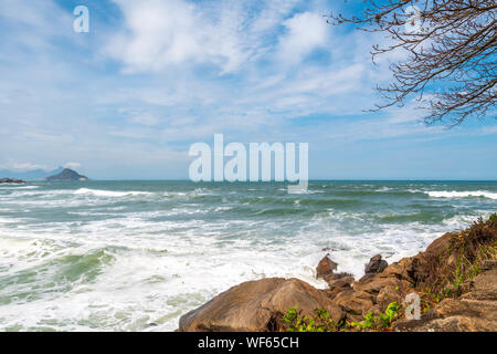 Landschaft bei Prainha, Rio de Janeiro, an einem windigen Tag am Meer voller Wellen Stockfoto