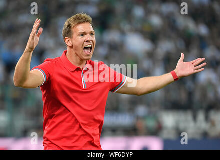 (190831) -- Mönchengladbach, Aug 31, 2019 (Xinhua) - Julian Nagelsmann, Head Coach von Leipzig, reagiert während der Bundesliga Fußball Spiel zwischen Borussia Mönchengladbach und RB Leipzig in Mönchengladbach, Deutschland, Nov. 30, 2019. Stockfoto