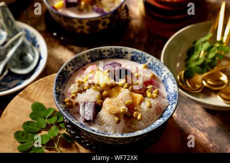 Bubur Cha Cha. Peranakan Dessert von Süßkartoffeln, Yam, Bohne und Sago Perlen in Kokosmilch Suppe. Stockfoto