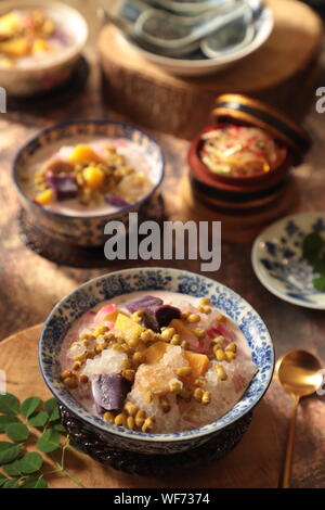 Bubur Cha Cha. Peranakan Dessert von Süßkartoffeln, Yam, Bohne und Sago Perlen in Kokosmilch Suppe. Stockfoto