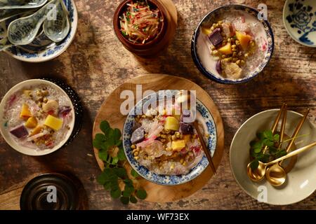 Bubur Cha Cha. Peranakan Dessert von Süßkartoffeln, Yam, Bohne und Sago Perlen in Kokosmilch Suppe. Stockfoto