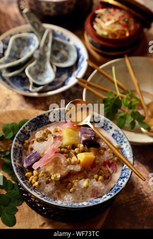 Bubur Cha Cha. Peranakan Dessert von Süßkartoffeln, Yam, Bohne und Sago Perlen in Kokosmilch Suppe. Stockfoto