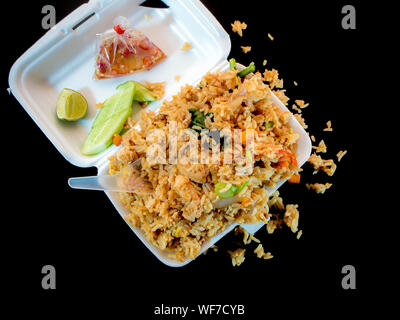 Gebratener Reis in Schaumstoff box/Essen mit nach Hause nehmen. Stockfoto