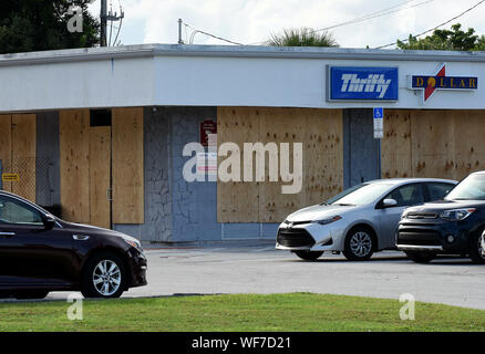 Cape Canaveral, Florida, USA. 30 Aug, 2019. Die Fenster eines Autovermietung werden gesehen, mit Sperrholzplatten in Vorbereitung auf die Ankunft des Hurrikans Dorian abgedeckt. Der Hurrikan hat auf Kategorie 4 intensiviert und werden Teile der Bahamas und den süd-östlichen USA über das Labor-Day-Wochenende bedrohen. Credit: Paul Hennessy/SOPA Images/ZUMA Draht/Alamy leben Nachrichten Stockfoto