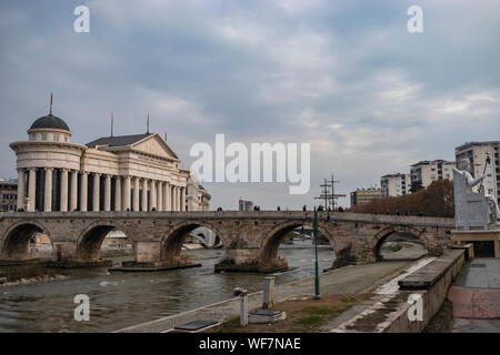 Skopje - Mazedonien - Dezember 2018: Blick auf die Steinerne Brücke und das Archäologische Museum von Mazedonien Stockfoto