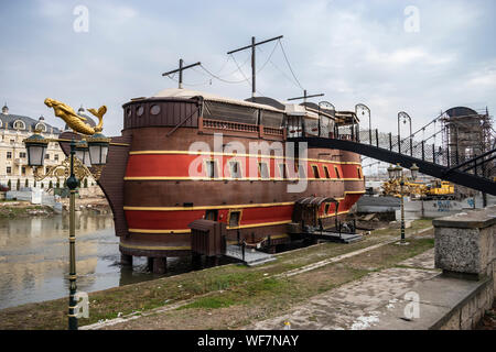 Skopje - Mazedonien - Dezember 2018: Ansicht des Vardar Galley Restaurant. Stockfoto