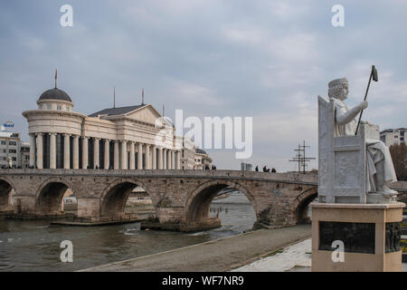 Skopje - Mazedonien - Dezember 2018: Blick auf die Steinerne Brücke und das Archäologische Museum von Mazedonien Stockfoto