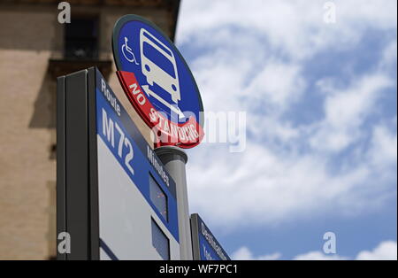 New York City, NY/USA, Juni 28. 2019: NYC öffentlichen Bushaltestelle Stockfoto