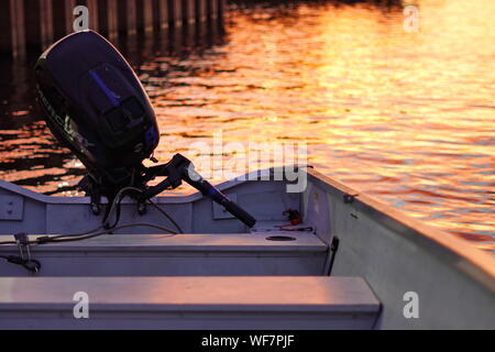 Middletown, CT/USA - Juni 7, 2019: Boot mit Aussenbordmotor in der Nähe der Marina bei Sonnenuntergang geparkt Stockfoto