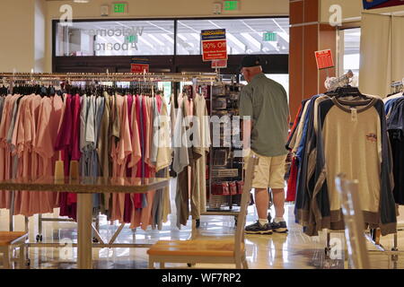 New London, CT-USA/Juni 22, 2019: Ältere Menschen kaukasischen Mann surfen Spiel merchandise Stockfoto
