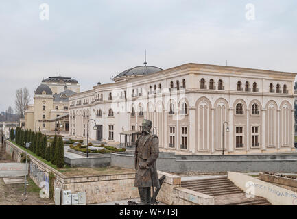 Skopje, Mazedonien - Dezember 2018: Ansicht des Museum der mazedonischen Kampf und Georgi Pulevski Statue. Stockfoto