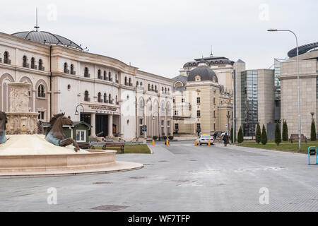 Skopje, Mazedonien - Dezember 2018: Blick von Pferden Brunnen und Museum der mazedonischen Kampf. Stockfoto